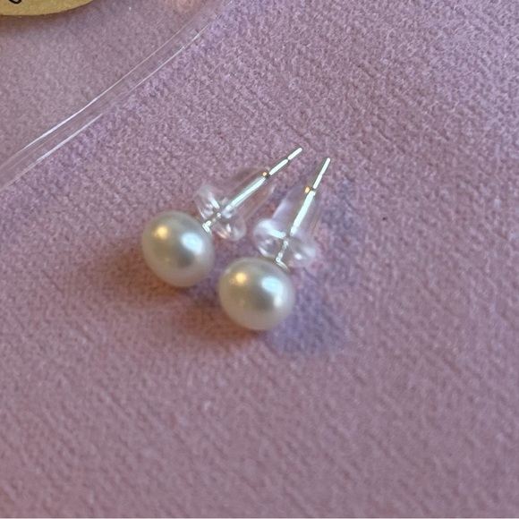 Small freshwater pearl studs, brand new / never worn - Picture 3 of 4